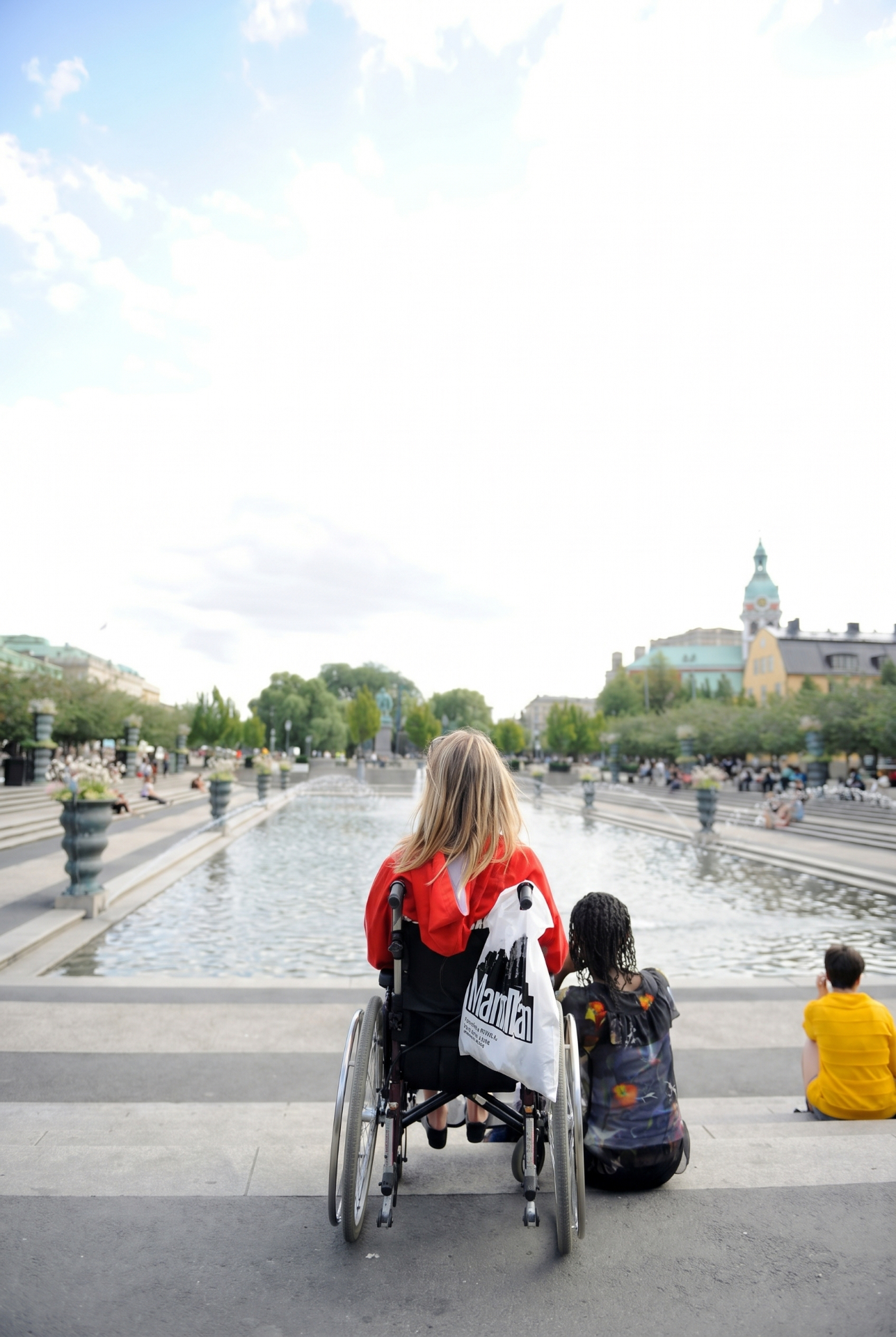 Person i rullstol vid Kungsträdgården i Stockholm